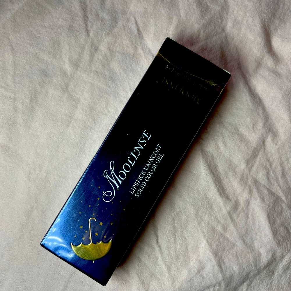 Moolinse lipstick raincoat solid color gel new